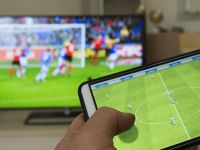 Cum poți să conectezi telefonul la televizor chiar dacă nu ai un Smart TV