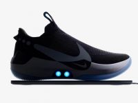 Cât de spectaculoși sunt primii pantofi sport pe care îi controlezi cu smartphone-ul. Ce știu să facă