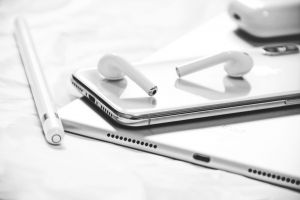 Noile căști AirPods 2 vor avea funcții pentru monitorizarea stării de sănătate