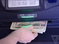 Eroarea incredibilă descoperită de un programator care i-a permis să scoată un milion de dolari de la bancomat