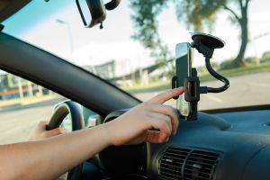 5 gadgeturi auto care nu ar trebui să-ți lipsească atunci când pleci la drum lung