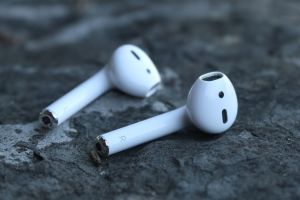 Amazon va lansa un model de căști care să rivalizeze cu AirPods