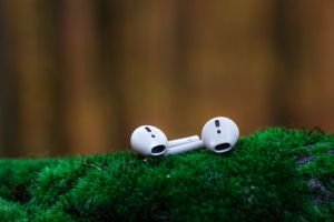 Microsoft va lansa Surface Buds, căști wireless care vor concura cu AirPods