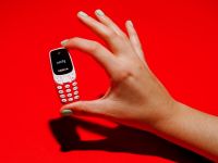 Ce specificații are cel mai mic telefon din istorie? Costă 20 dolari și e de dimensiunile unei brichete