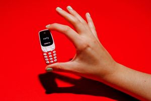 Ce specificații are cel mai mic telefon din istorie? Costă 20 dolari și e de dimensiunile unei brichete