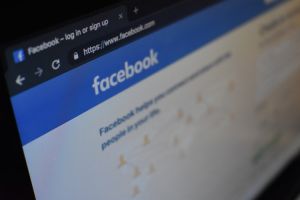 Una dintre cele mai mari bănci din România își șterge toate conturile de pe Facebook. Care este motivul