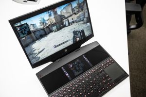 Cum arată primul laptop de gaming din lume cu display dublu, lansat de HP