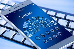 Raport alarmant al Facebook: aproximativ 5% din conturile active sunt false