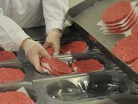 Cum va arăta peste 20 de ani carnea pentru consum: va fi produsă în laborator sau obținută din plante