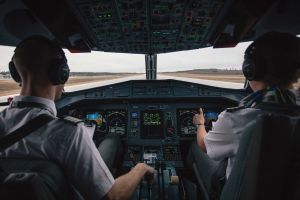 Pericol în aer: telefoanele afectează aparatura de bord chiar și în modul avion. Ce aeronave sunt vulnerabile