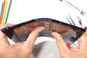 A luat singurul telefon pliabil disponibil în magazine și l-a îndoit invers. Ce s-a întâmplat? VIDEO