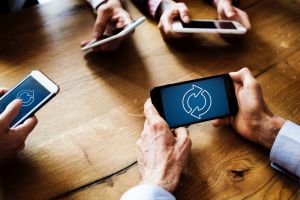 Încă o companie intră pe piața de smartphone-uri. Aplicația virală care va fi preinstalată