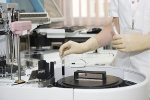 Cum schimbă biohackingul rasa umană. Adepții tehnologiei susțin că prima persoană care va trăi 1000 de ani s-a născut deja