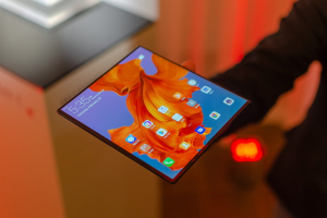 Când urmează să fie pus la vânzare Mate X, telefonul pliabil spectaculos de la Huawei