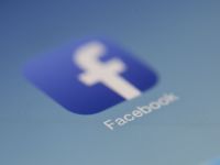 Mark Zuckerberg vrea să aducă Facebook și pe ochelarii Ray-Ban