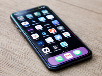Cum a ajuns ca cel mai așteptat telefon Android din 2019 să fie mai slab decât un iPhone din 2017