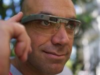 Facebook vrea să producă ochelari inteligenți, care să poată înlocui telefoanele mobile