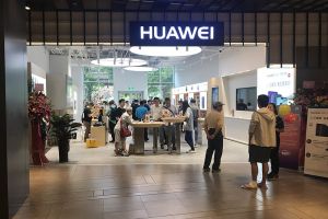Rezultate neașteptate pentru vânzările Huawei, în mijlcul războiului comercial SUA-China