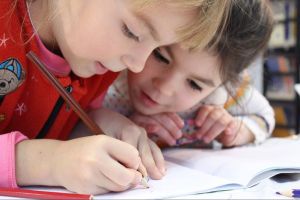Concluzie surprinzătoare: Sunt băieții mai buni la matematică decât fetele?