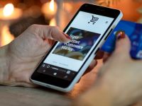 Cum te protejezi de fraude online atunci când faci cumpărături de Black Friday și de Sărbători