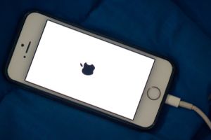 Ce se întâmplă cu bateria telefonului tău când îl lași la încărcat peste noapte