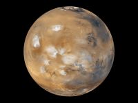 Depozite uriașe de apă înghețată, descoperite la doar 30 cm sub solul de pe Marte