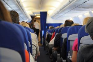 Care este cel mai sigur loc din avion ca să te ferești de virusuri?