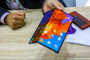 Un nou patent demonstrează clar cum va arăta următorul telefon pliabil de la Huawei. Ar putea avea șase camere foto și chiar și un stylus