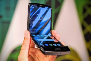 Cum a supraviețuit noul Motorola Razr testului de rezistență. La câte plieri s-a rupt. VIDEO