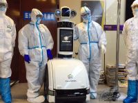 Pacienți cu coronavirus, îngrijiți de roboți la un spital din China