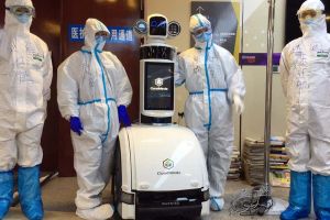 Pacienți cu coronavirus, îngrijiți de roboți la un spital din China