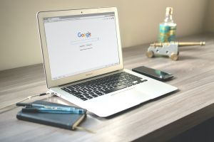 Cadoul consistent pe care îl primesc angajații Google, ca să lucreze mai bine de acasă