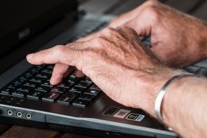 Caz revoltător la Yahoo! Un fost angajat a spart 6.000 de conturi, căutând imagini erotice