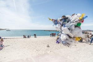 Descoperirea care ar putea salva lumea. O nouă super-enzimă distruge plasticul de șase ori mai repede