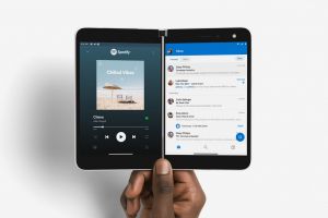 Telefonul pliabil de la Microsoft vine în Europa. Când îl poți cumpăra