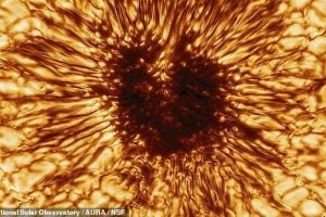 Fotografie impresionantă cu o pată solară uriașă, mai mare ca Pământul