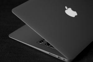 Zeci de mii de Macbook-uri, infectate cu un virus misterios