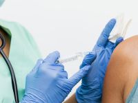 De ce apar efecte adverse după vaccinarea împotriva COVID-19?