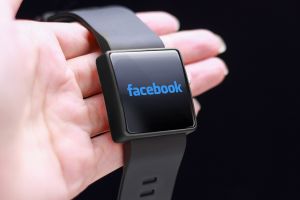 Facebook vrea să lanseze un ceas cu două camere foto