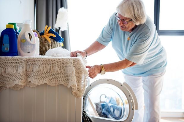 Muncile casnice au un rol important în sănătatea vârstnicilor. Ce spune cel mai nou studiu