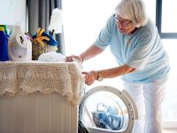 Muncile casnice au un rol important în sănătatea vârstnicilor. Ce spune cel mai nou studiu