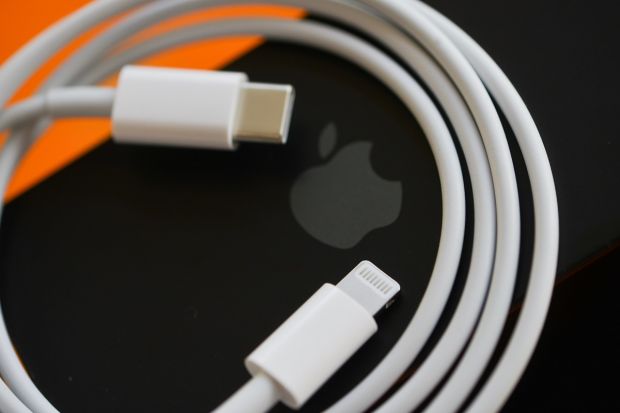 Apple lucrează la un încărcător universal, pentru ca toate dispozitivele companiei să se încarce unul pe celălalt